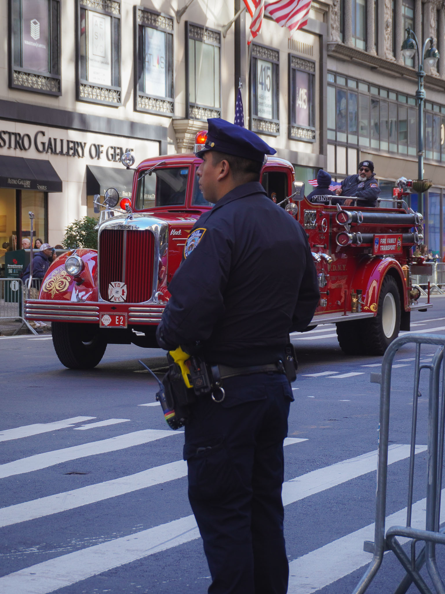 Policier au défilé des vétérans novembre 2023 à New York