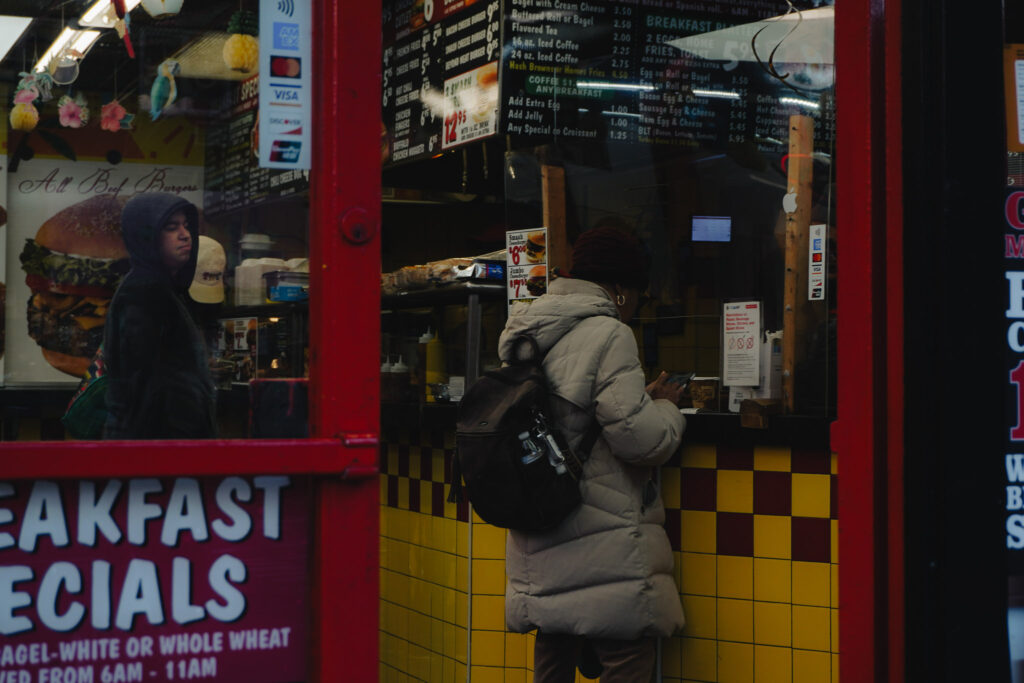 intérieur d'un fast food à new york qui fait des formules petit déjeuner