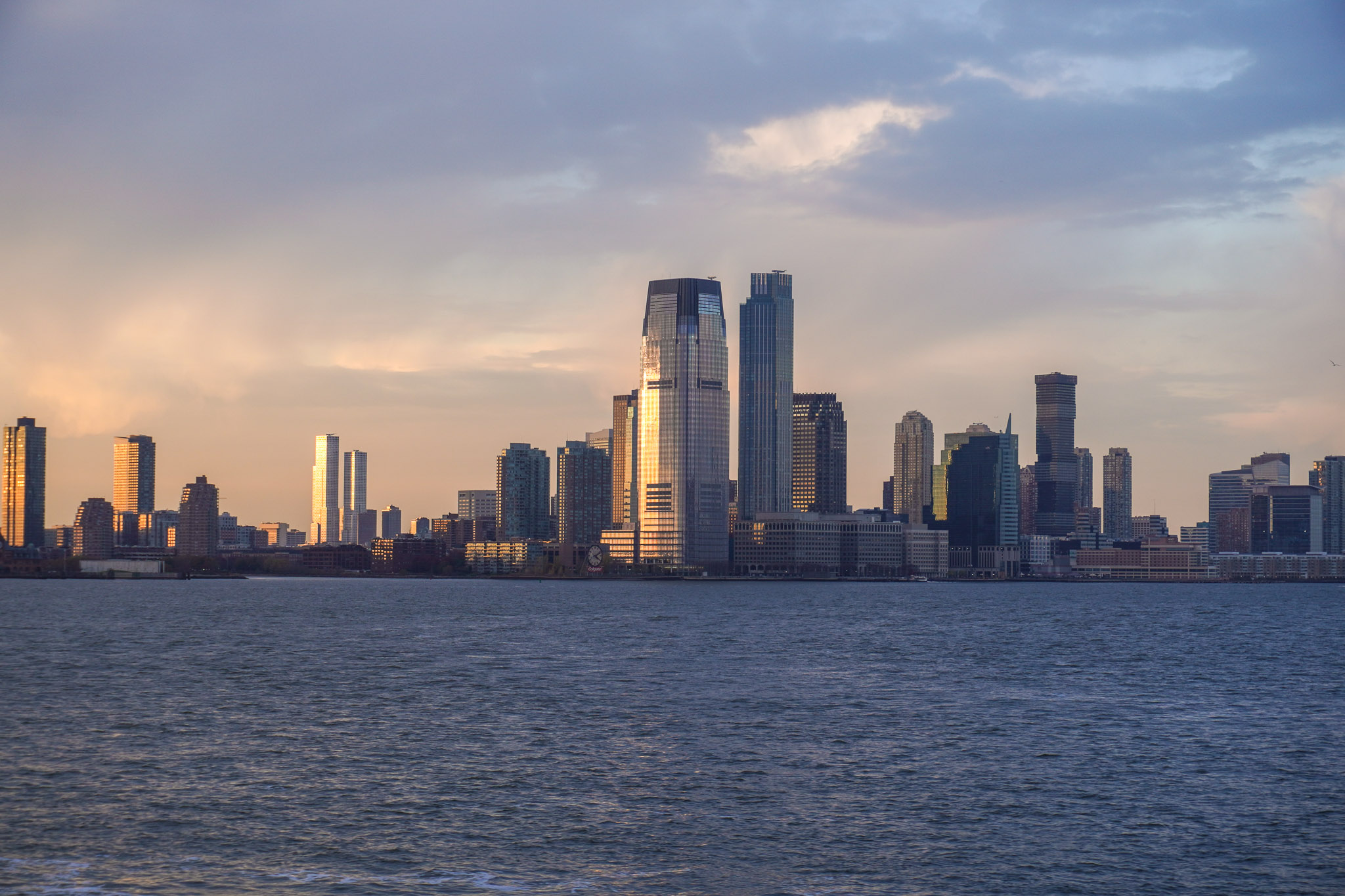 vue sur les grates ciels de New York depuis le ferry menant à la satut de la liberté